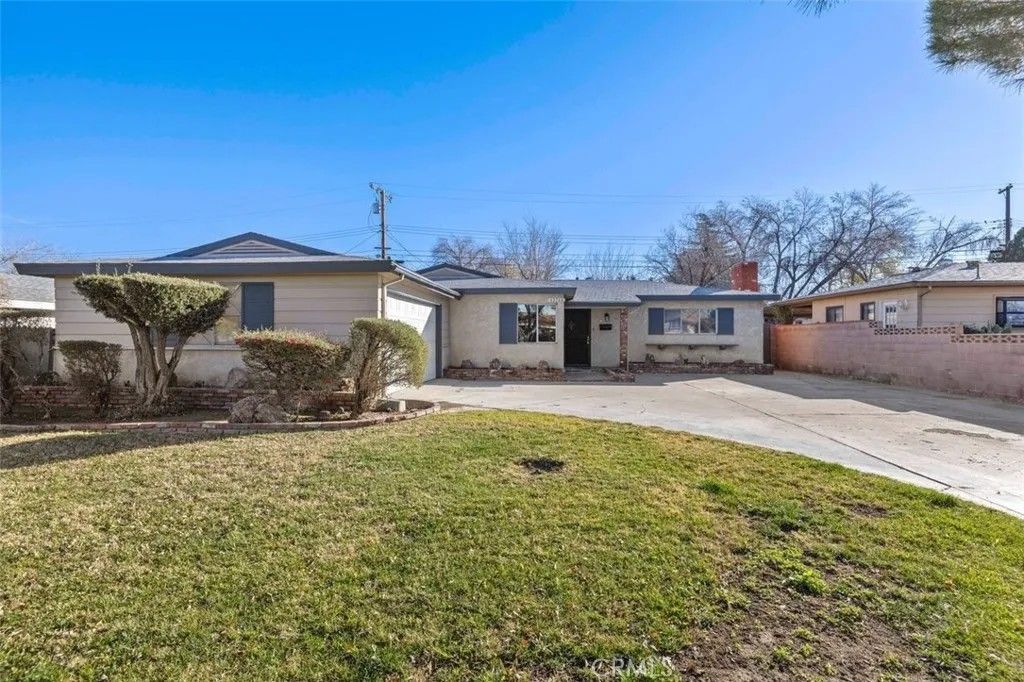 Photo of 43708 Fern Ave, Lancaster, CA 93534 (MLS # SR26015027)