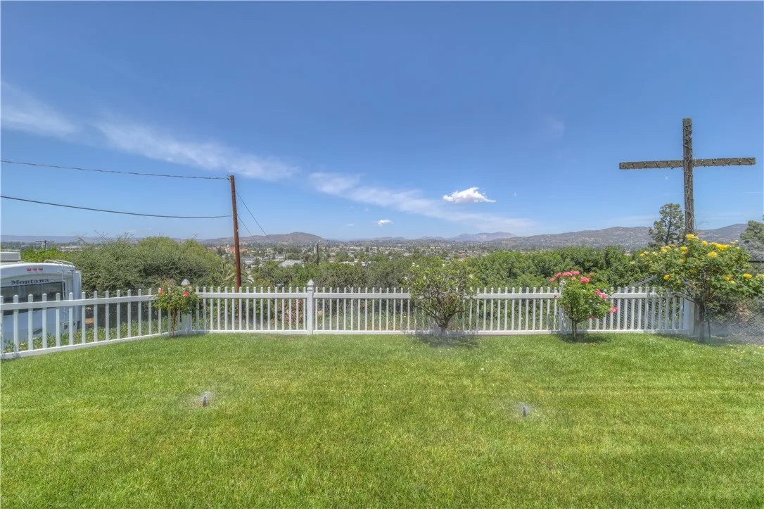 897 Leland Place