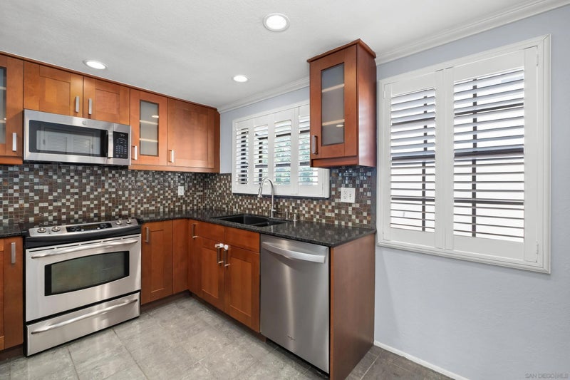 1411 Robinson Ave 14