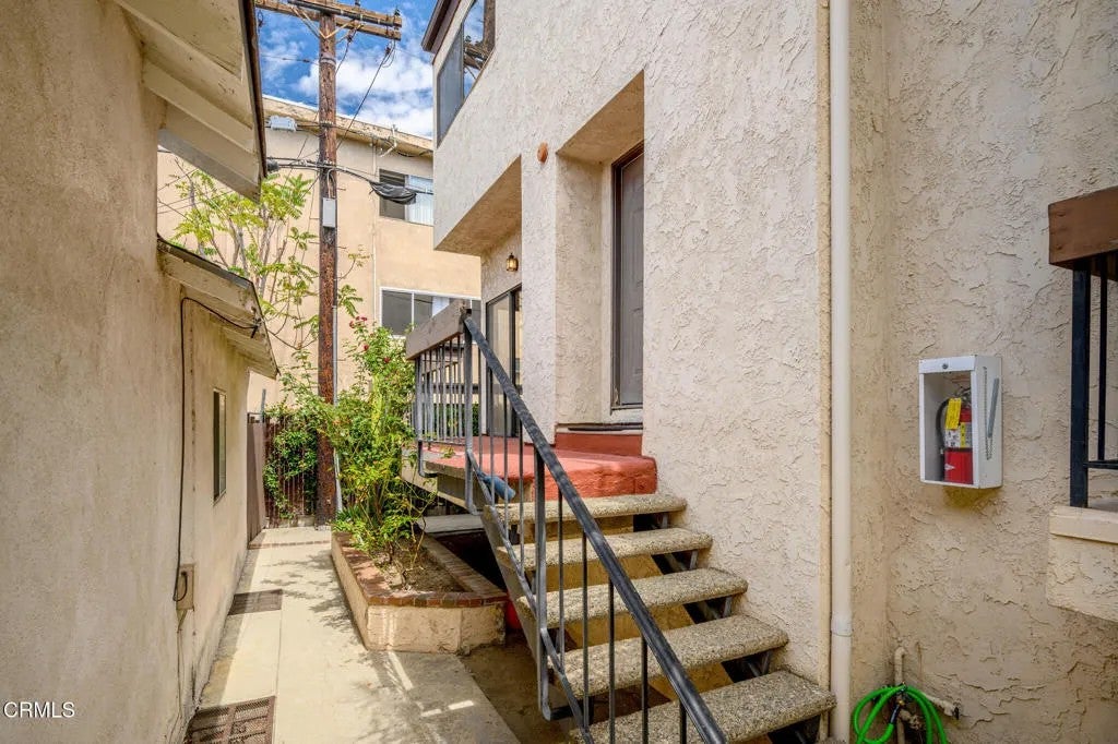 Photo of 320 Mchenry Road #27, Glendale, CA 91206 (MLS # P1-28913)