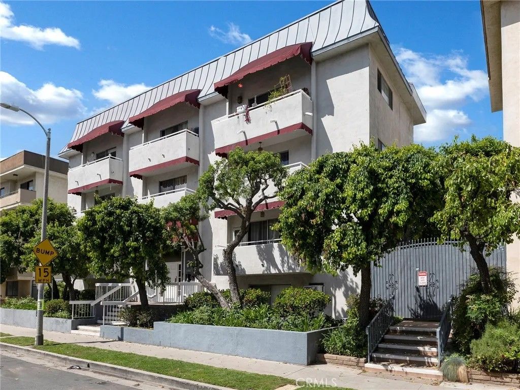 Photo of 5343 Yarmouth Avenue #201, Encino, CA 91316 (MLS # SR26077156)