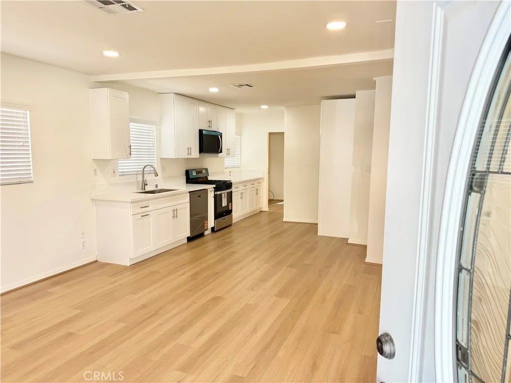 Photo of 520 W California Ave, Glendale, CA 91203 (MLS # GD25277125)