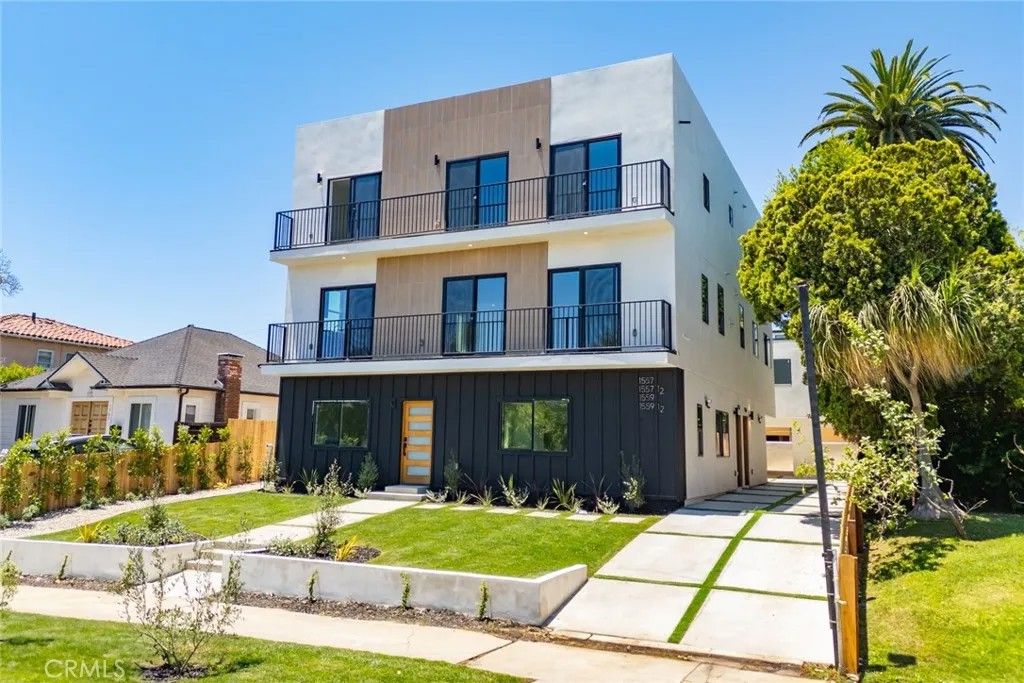 Photo of 1557 S Ogden Drive #1/4, Los Angeles, CA 90019 (MLS # BB25271174)