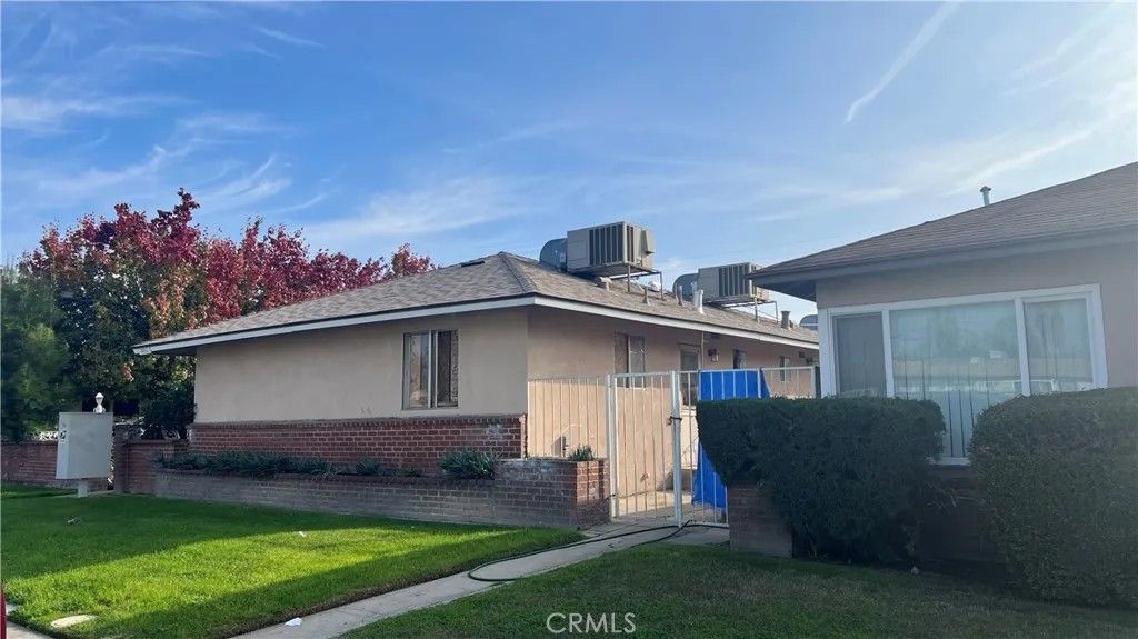 Photo of 3462 E Clinton Ave, Fresno, CA 93703 (MLS # SC25277063)