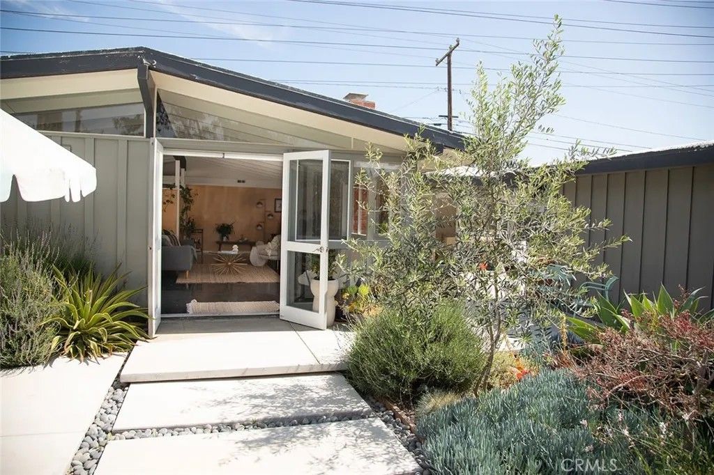 Photo of 3168 Stevely Avenue, Long Beach, CA 90808 (MLS # PW26032986)