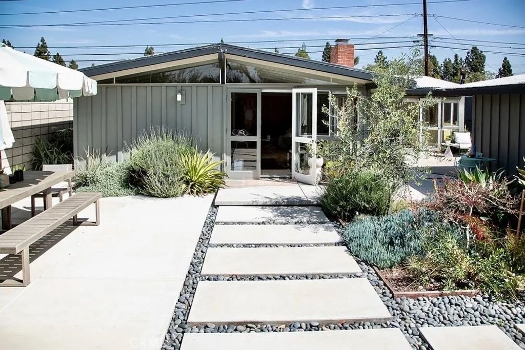 Photo of 3168 Stevely Avenue, Long Beach, CA 90808 (MLS # PW26032986)