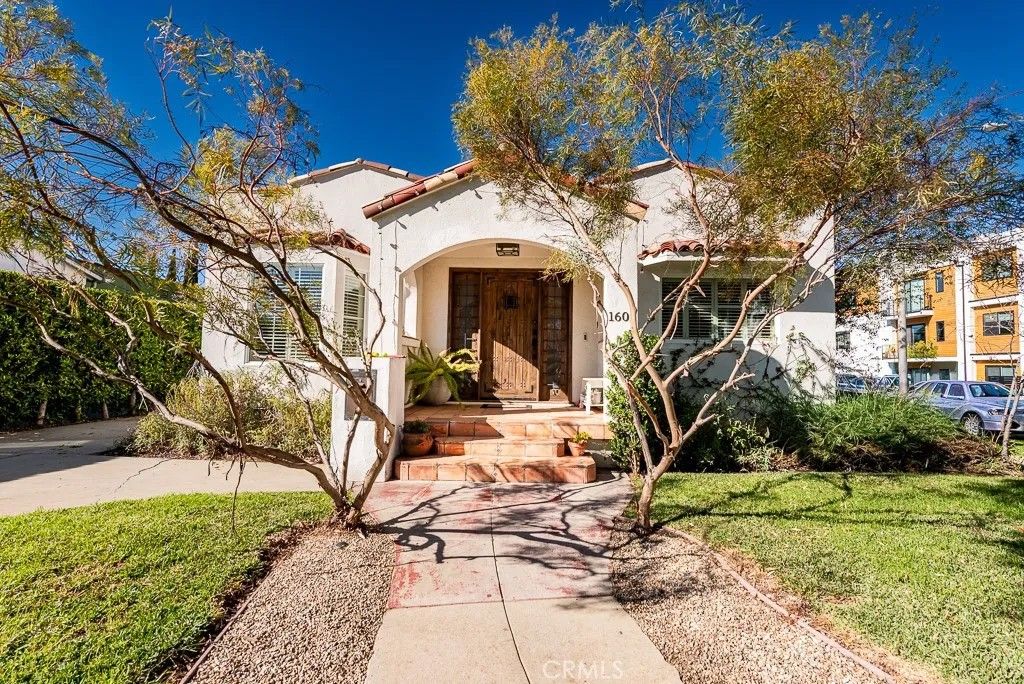 Photo of 1601 Hi Point Street, Los Angeles, CA 90035 (MLS # SR26011946)