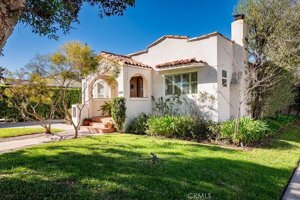 Photo of 1601 Hi Point Street, Los Angeles, CA 90035 (MLS # SR26011946)