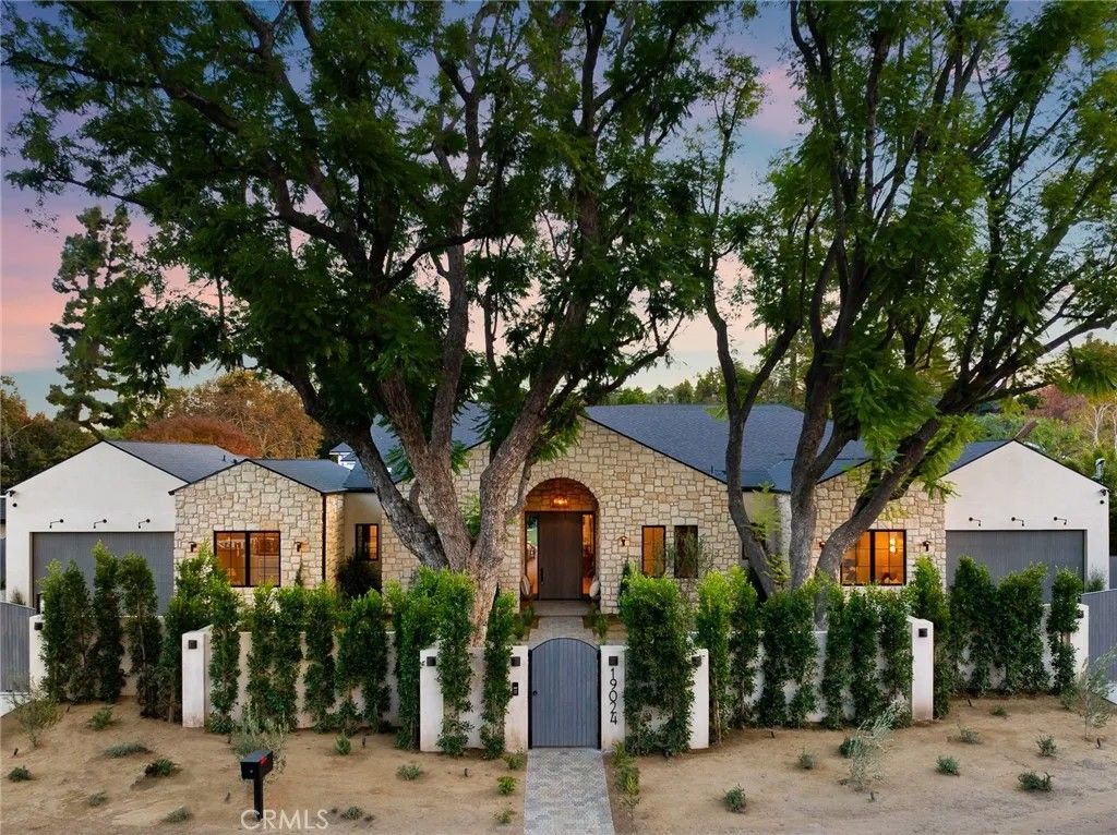 Photo of 19026 Sprague Street, Tarzana, CA 91356 (MLS # SR25272942)