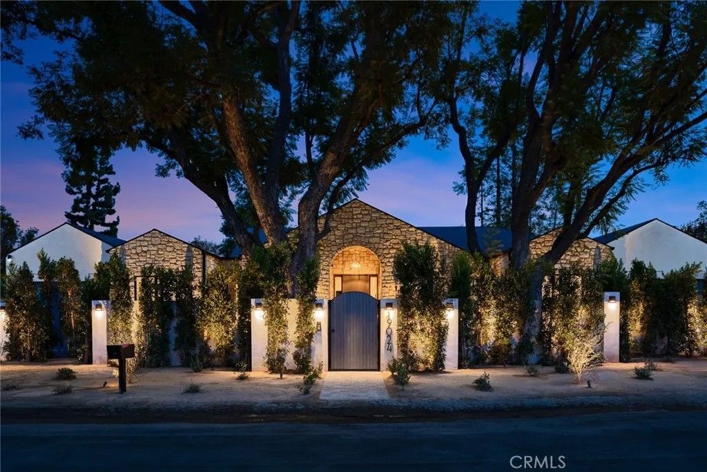 Photo of 19026 Sprague Street, Tarzana, CA 91356 (MLS # SR25272942)