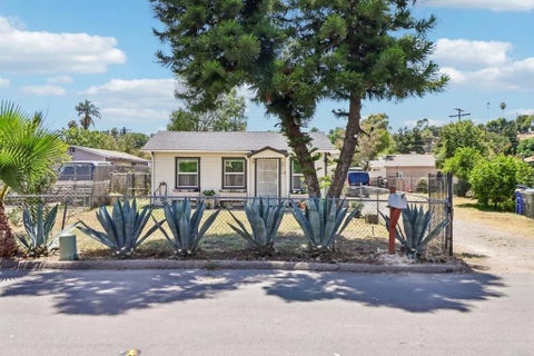 Photo of 133 Natal Way, Vista, CA 92083 (MLS # NDP2605849)