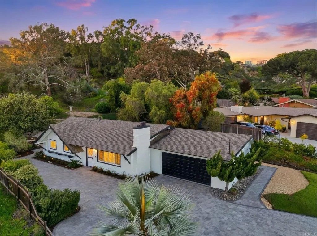 Photo of 323 Glencrest Drive, Solana Beach, CA 92075 (MLS # NDP2601770)