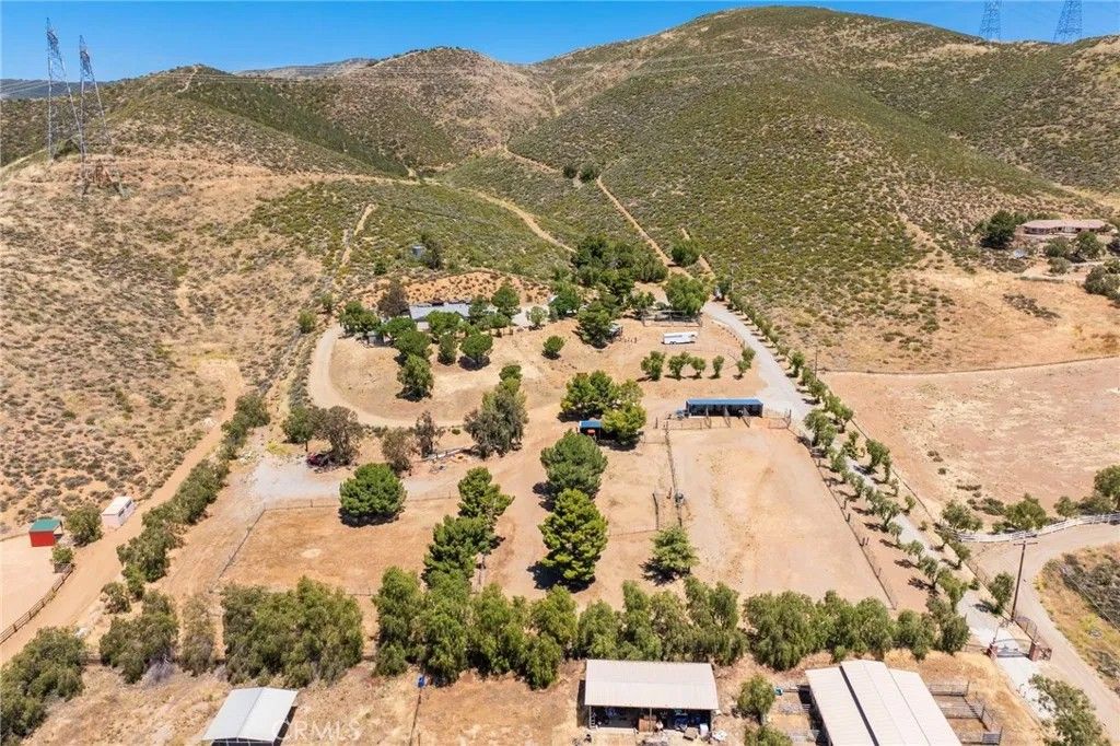 Photo of 35675 Peppertree Ln, Agua Dulce, CA 91390 (MLS # SR26094959)
