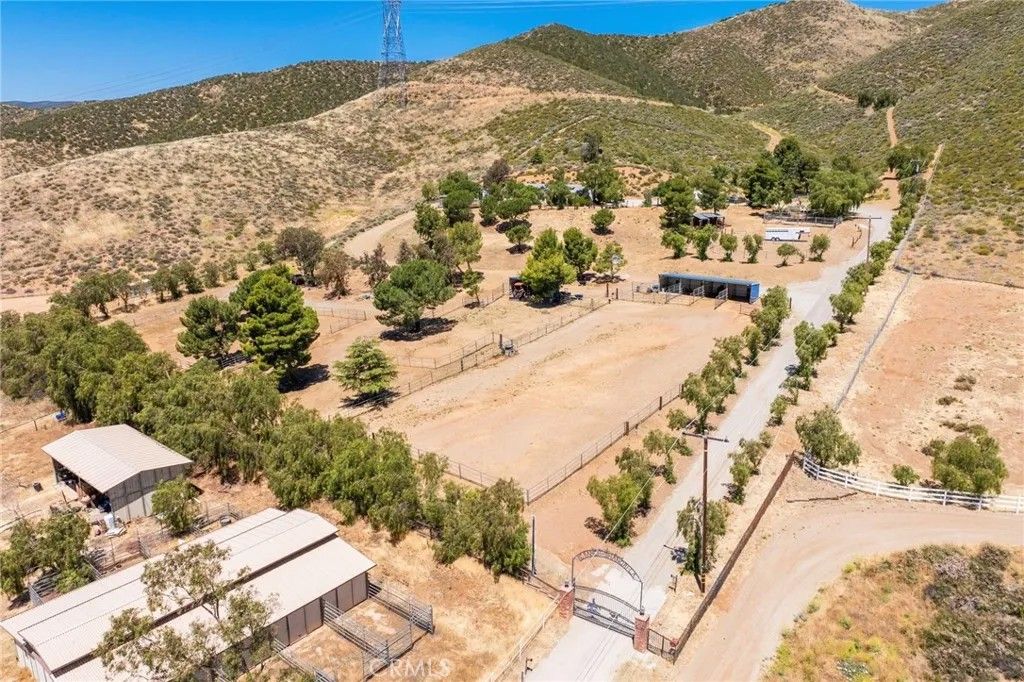 Photo of 35675 Peppertree Ln, Agua Dulce, CA 91390 (MLS # SR26094959)