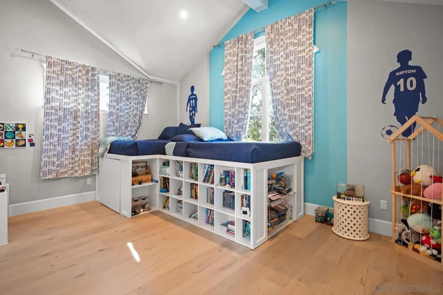 Coronado, California 92118, United States, 5 Bedrooms Bedrooms, ,6 BathroomsBathrooms,Residential,Pending,233110