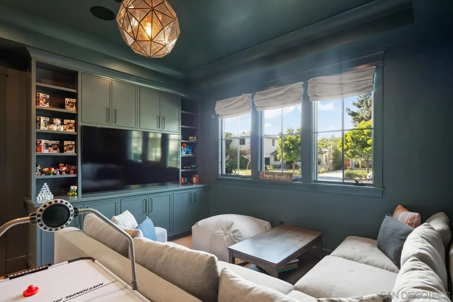 Coronado, California 92118, United States, 5 Bedrooms Bedrooms, ,6 BathroomsBathrooms,Residential,Pending,233110