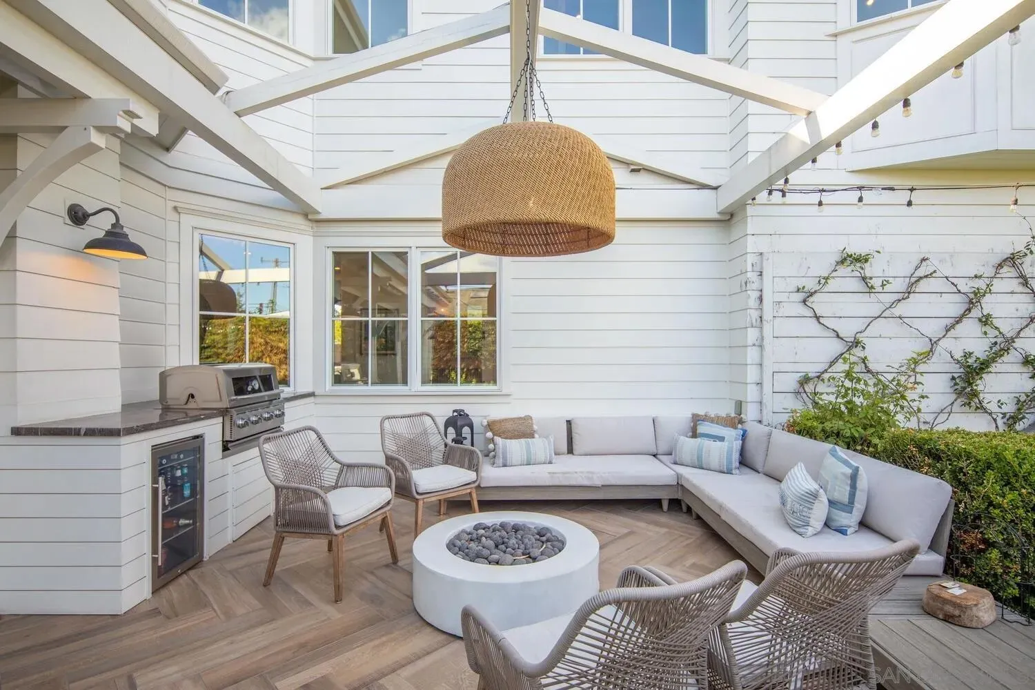 Coronado, California 92118, United States, 5 Bedrooms Bedrooms, ,6 BathroomsBathrooms,Residential,Pending,233110