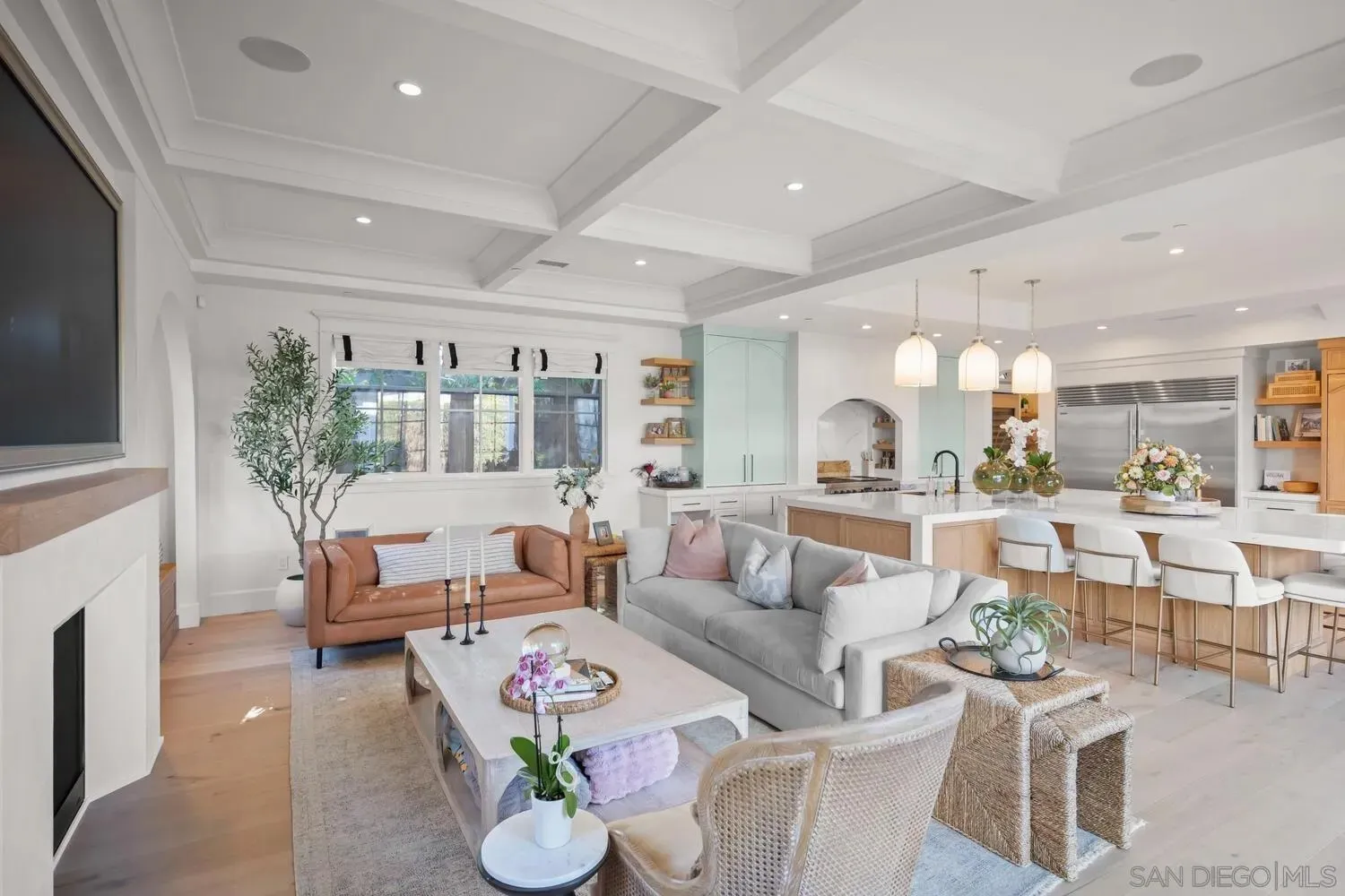 Coronado, California 92118, United States, 5 Bedrooms Bedrooms, ,6 BathroomsBathrooms,Residential,Pending,233110