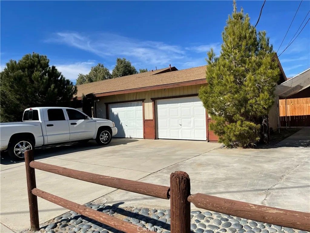 Photo of 637 E Avenue K4, Lancaster, CA 93535 (MLS # SR26052921)
