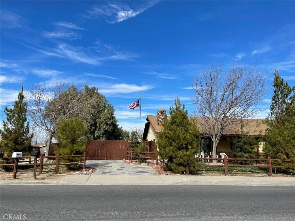 Photo of 637 E Avenue K4, Lancaster, CA 93535 (MLS # SR26052921)