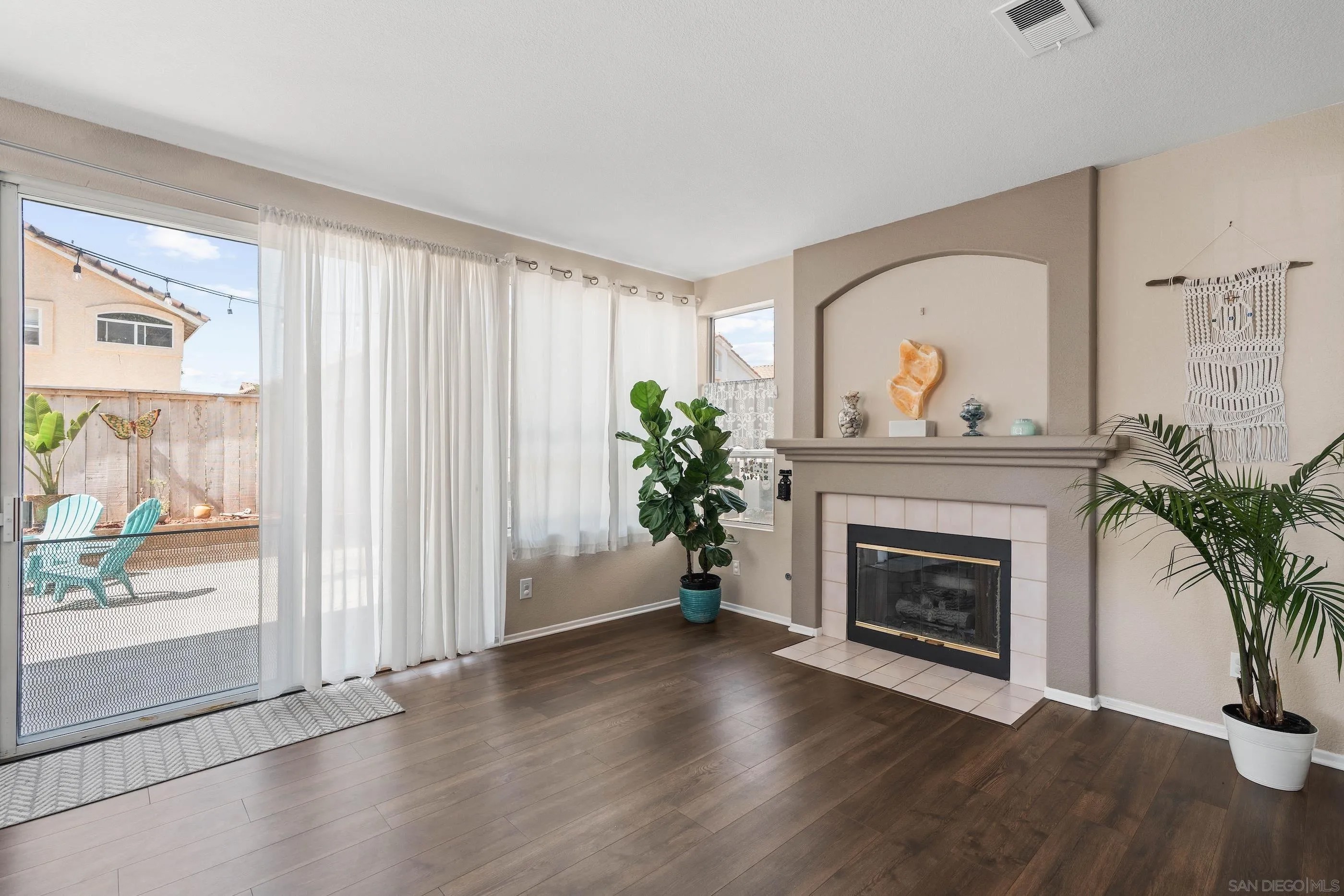 1593 Avenida Guillermo