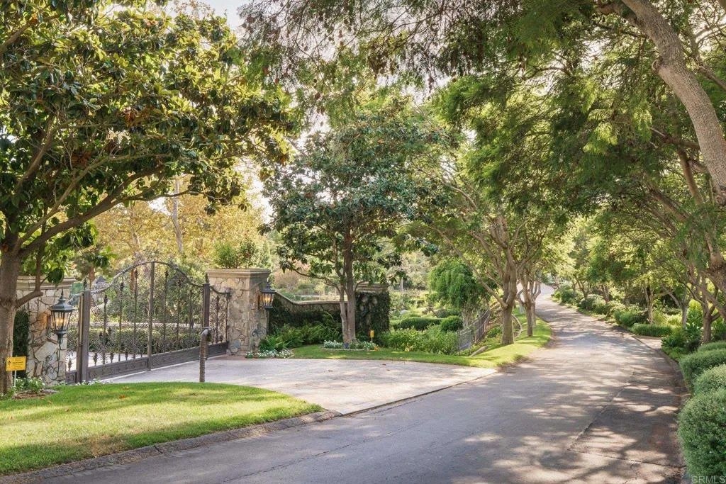 6590 Calle Reina