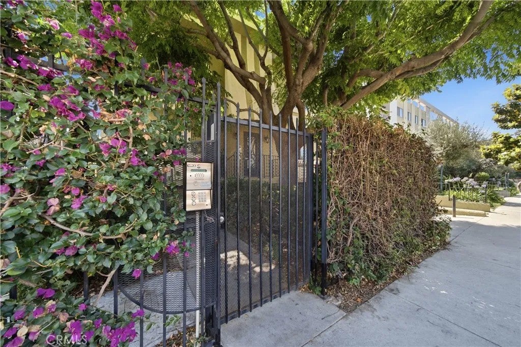 1554 N Hobart 2