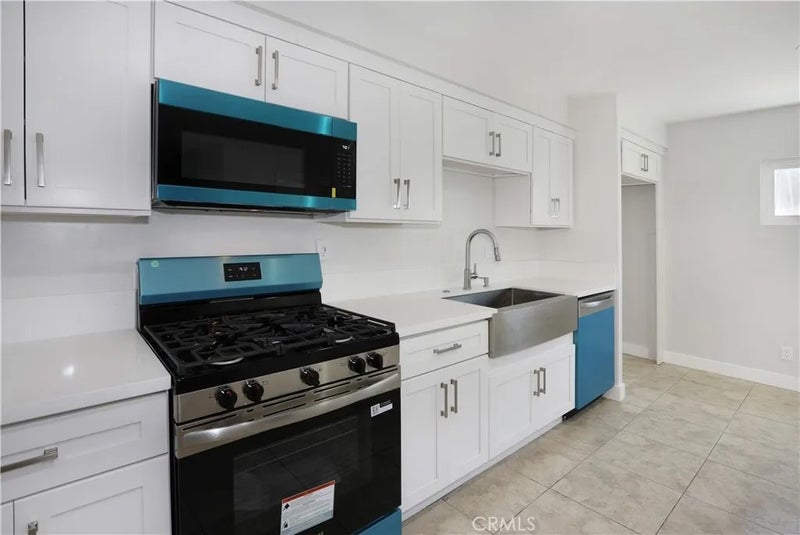 2105 W Hall
