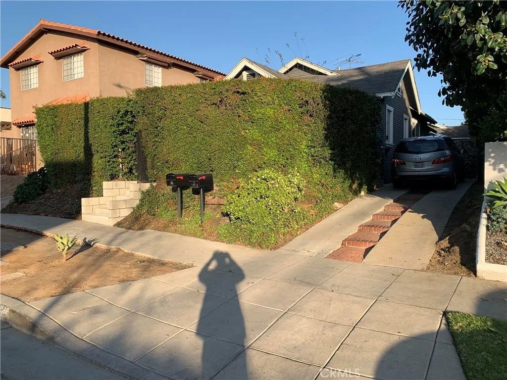 Photo of 716 N Sierra Bonita Avenue, Los Angeles, CA 90046 (MLS # WS26083143)