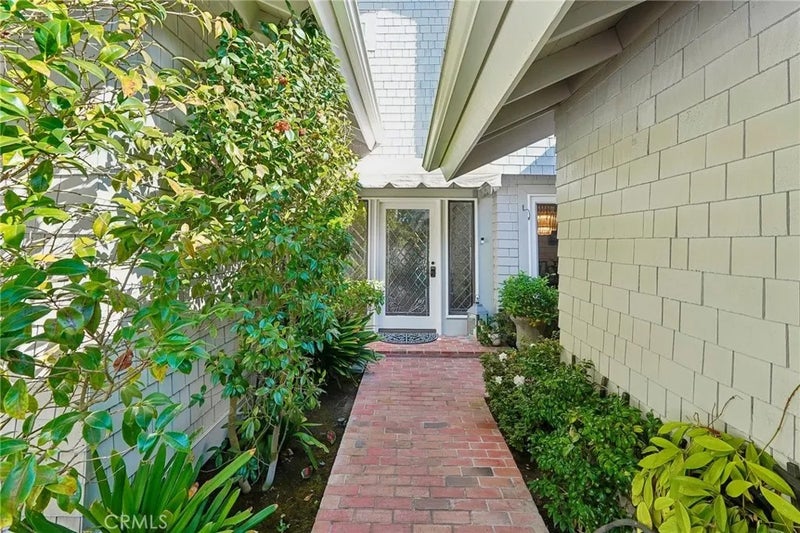 27 Mela Lane