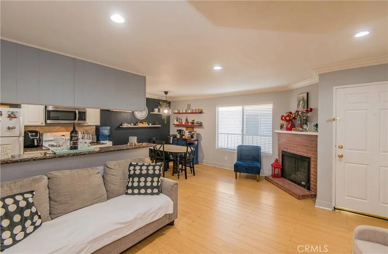 7045 Woodley Avenue 218