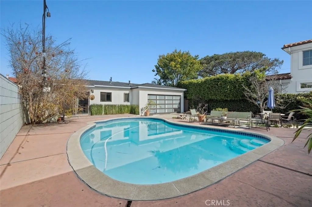 Photo of 1647 Mathews Ave, Manhattan Beach, CA 90266 (MLS # SB26061159)