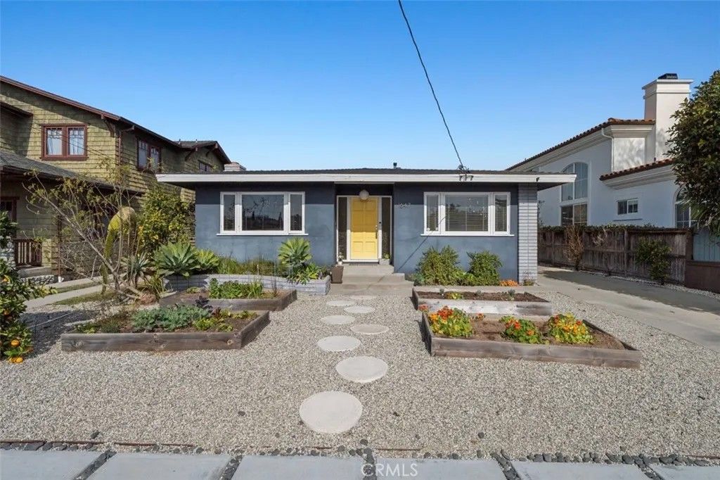 Photo of 1647 Mathews Ave, Manhattan Beach, CA 90266 (MLS # SB26061159)