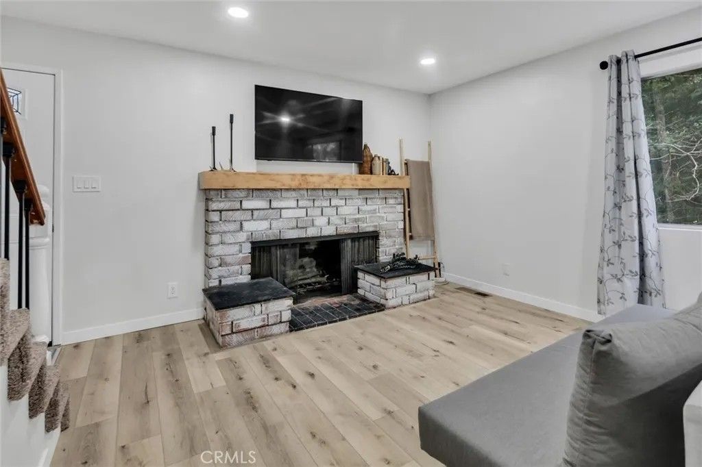 Photo of 377 Hillside Rd, Lake Arrowhead, CA 92352 (MLS # IG26052149)