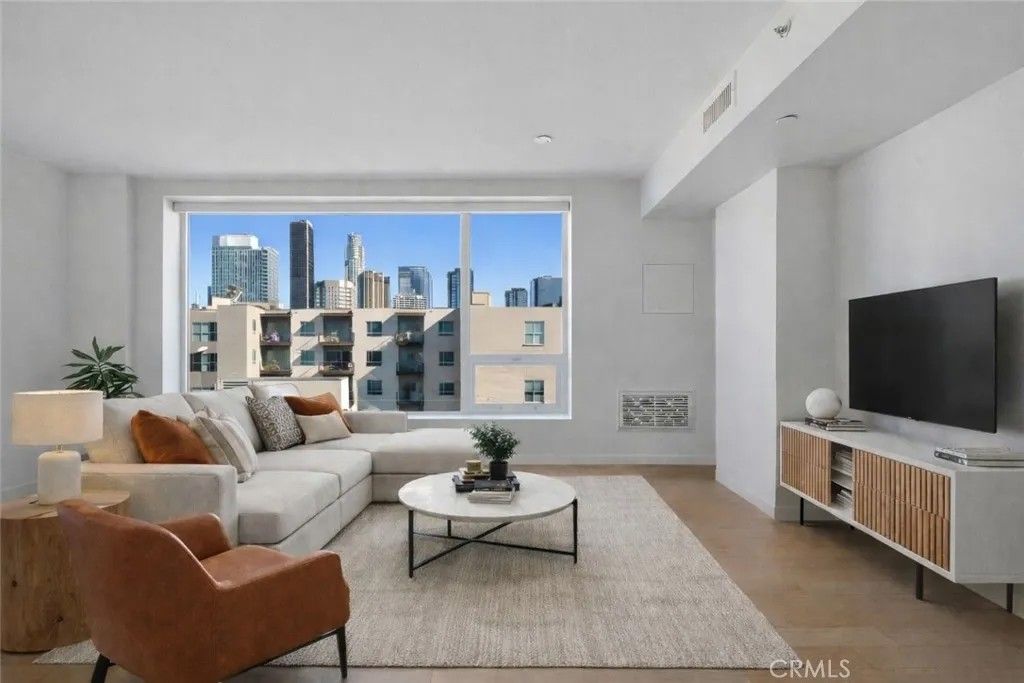 Photo of 1050 S Grand Avenue #708, Los Angeles, CA 90015 (MLS # DW26021484)