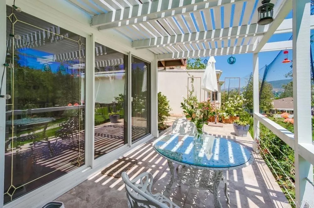 1129 La Casa Drive
