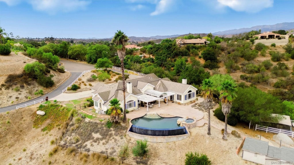 Photo of 991 River Oaks LN, Fallbrook, CA 92028 (MLS # 260025185)