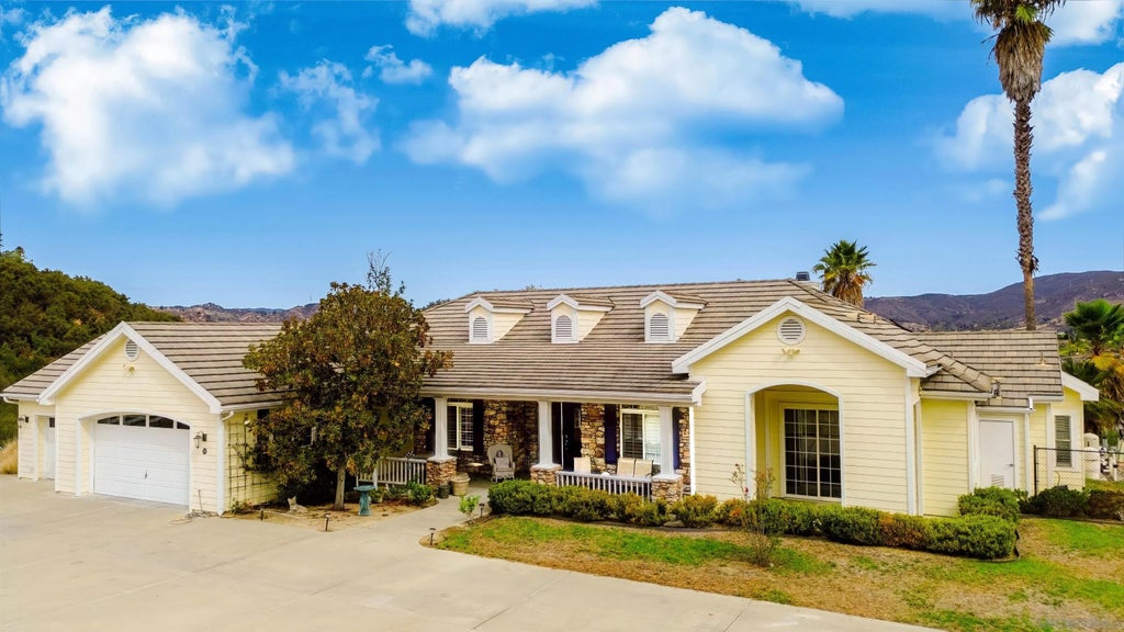Photo of 991 River Oaks LN, Fallbrook, CA 92028 (MLS # 260025185)