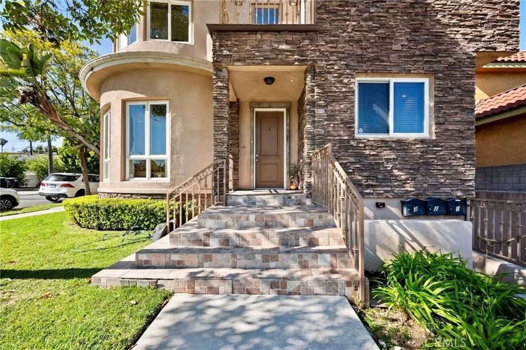 Photo of 210 S Cedar Street, Glendale, CA 91205 (MLS # SR26079233)