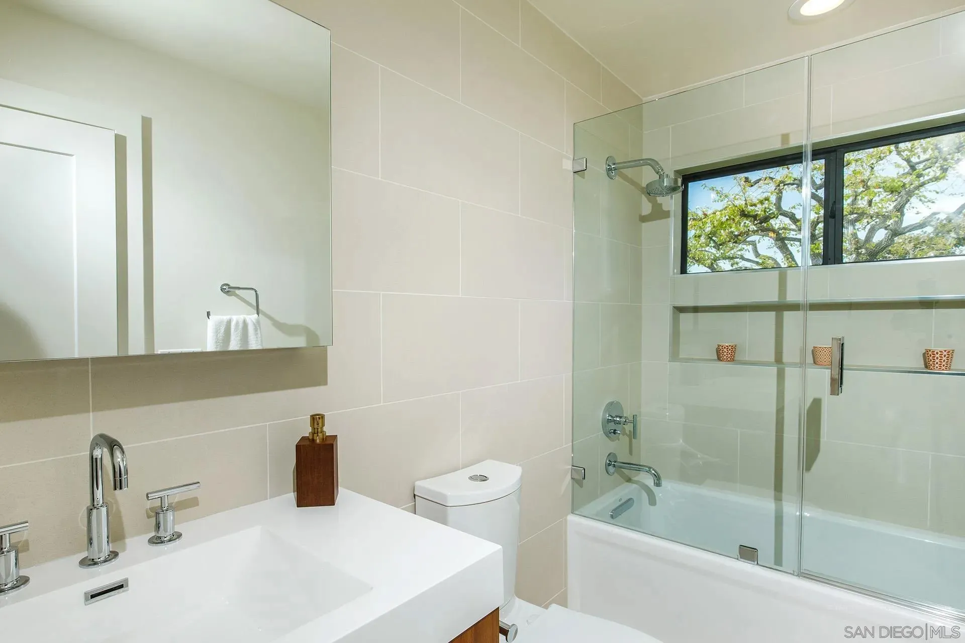 La Jolla, California 92037, United States, 5 Bedrooms Bedrooms, ,6 BathroomsBathrooms,Residential,Active,159638