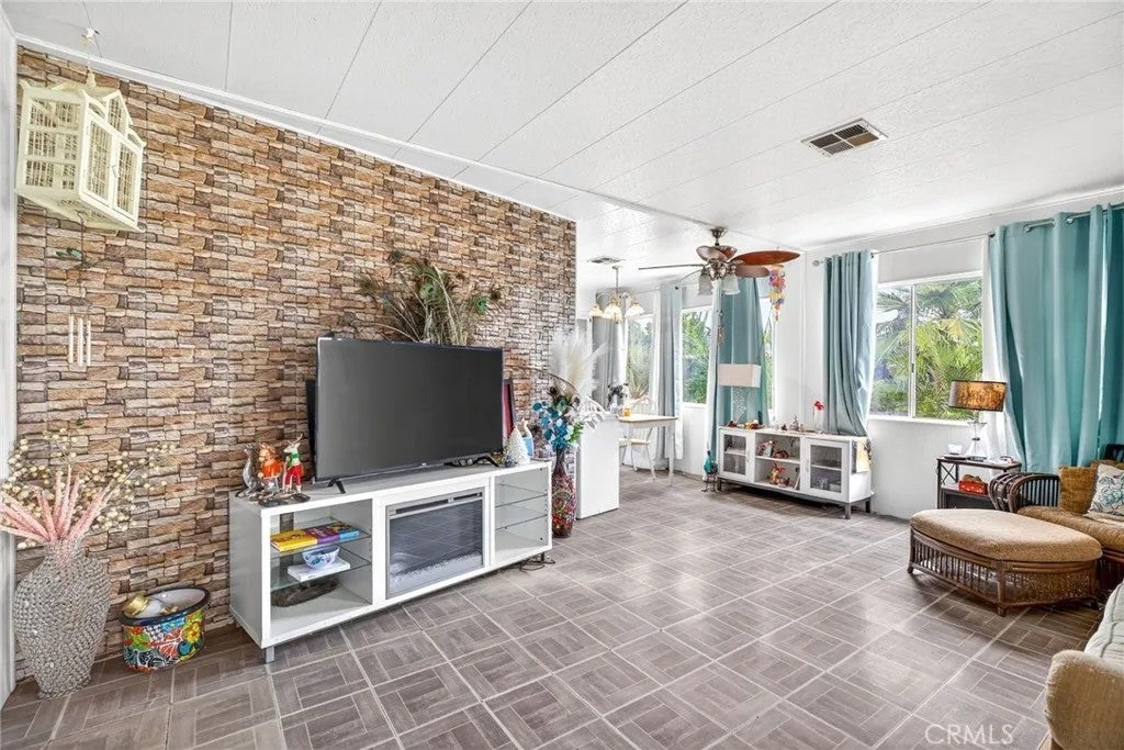 881 N Lake 219