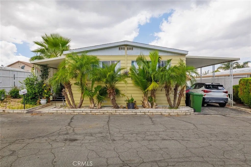 881 N Lake 219