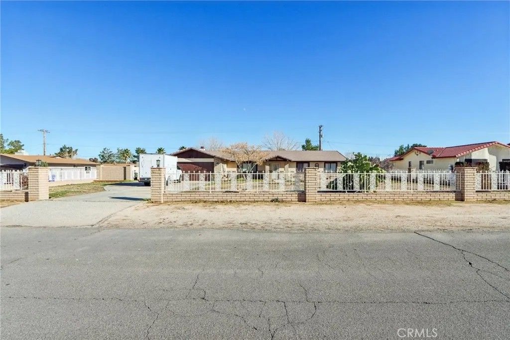 Photo of 14057 Crow Rd, Apple Valley, CA 92307 (MLS # RS25281523)