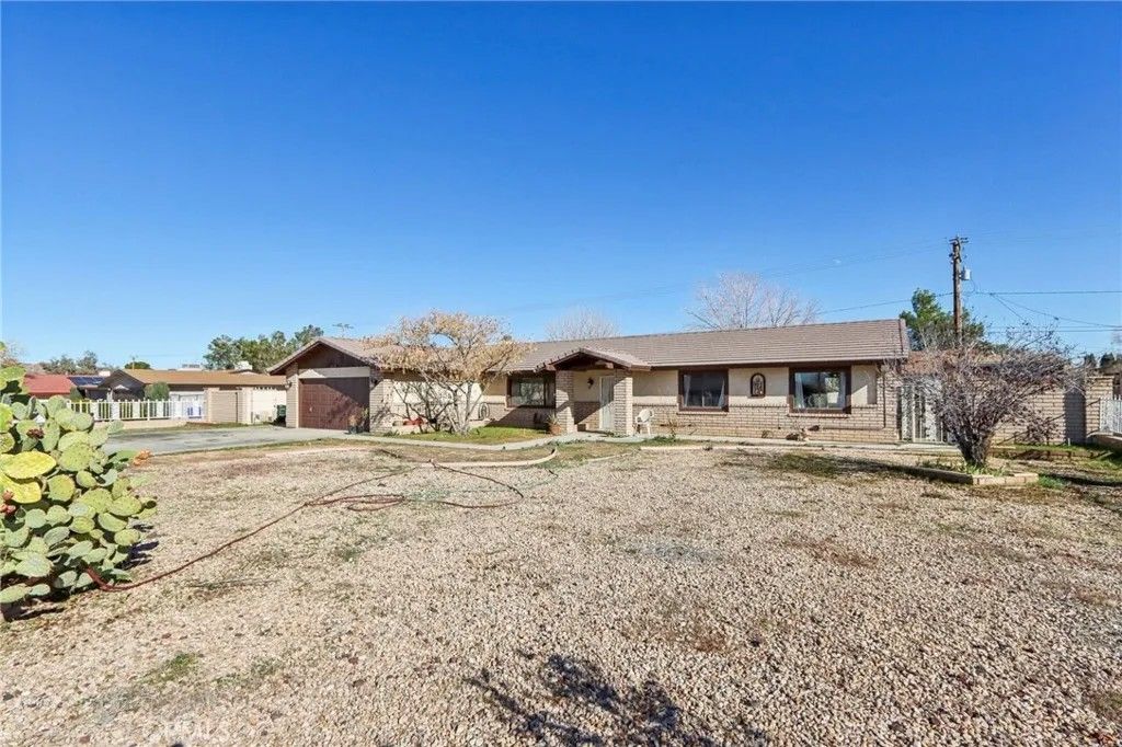 Photo of 14057 Crow Rd, Apple Valley, CA 92307 (MLS # RS25281523)