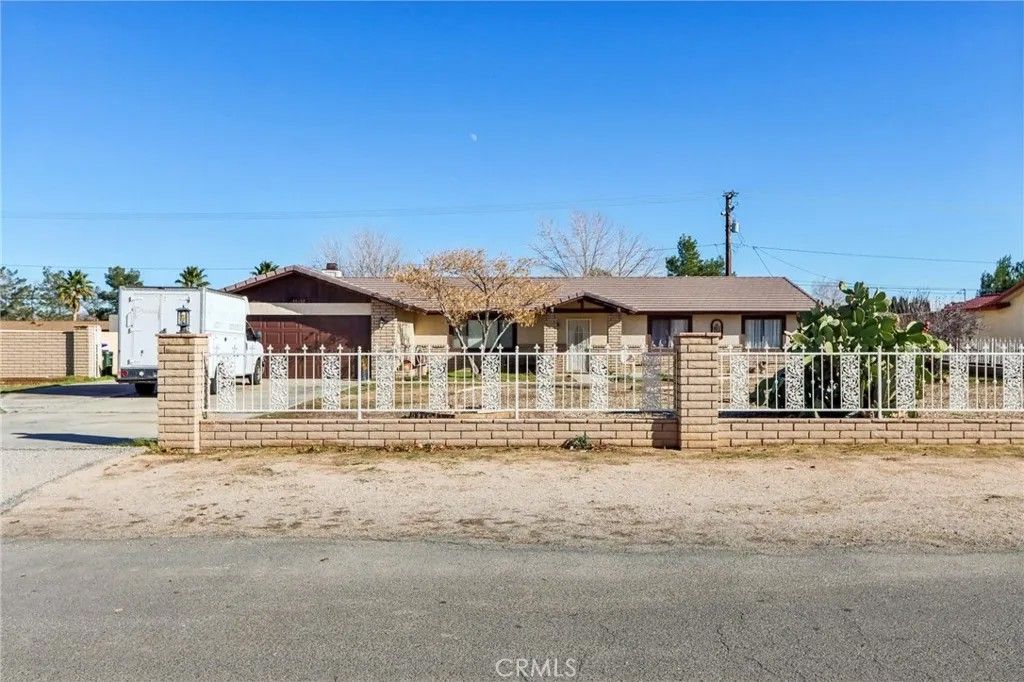 Photo of 14057 Crow Rd, Apple Valley, CA 92307 (MLS # RS25281523)