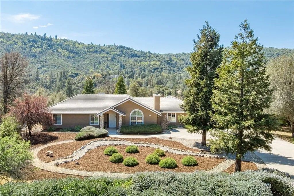 Photo of 38778 Goldenrod Ln, Oakhurst, CA 93644 (MLS # MD26058385)