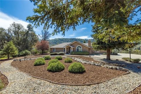 Photo of 38778 Goldenrod Ln, Oakhurst, CA 93644 (MLS # MD26058385)