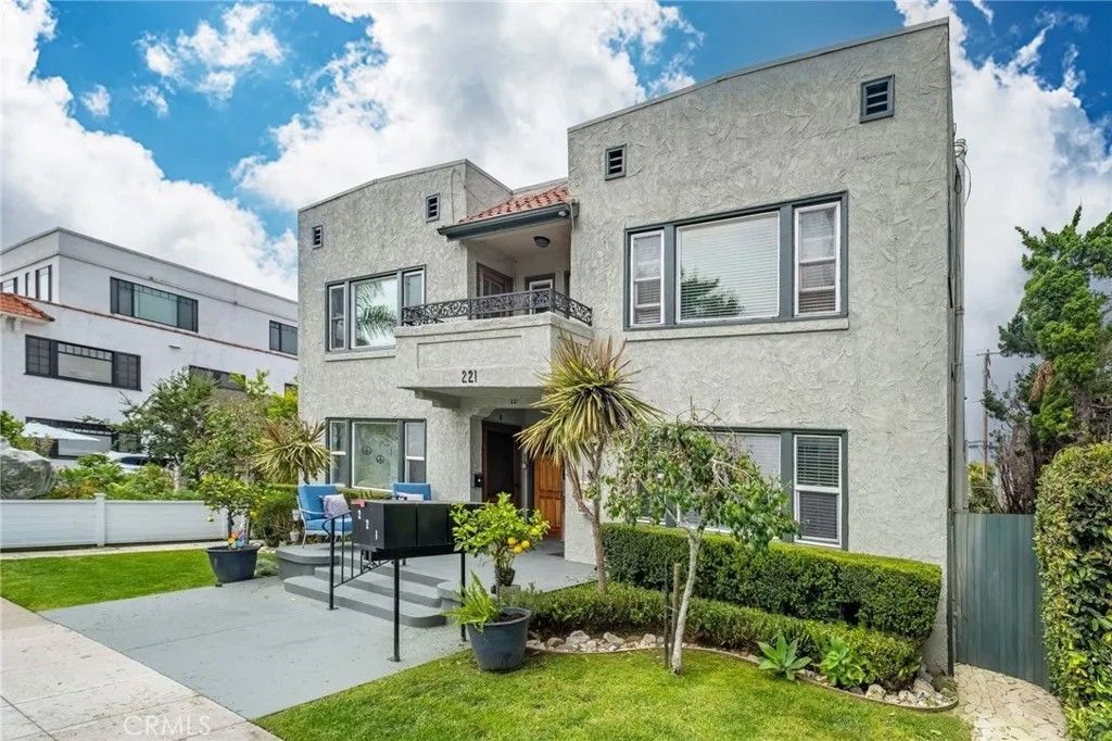 Photo of 221 Belmont AVE, Long Beach, CA 90803 (MLS # PW26097488)
