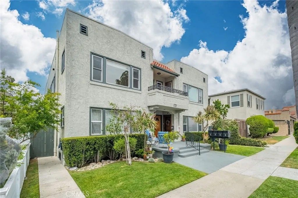 Photo of 221 Belmont AVE, Long Beach, CA 90803 (MLS # PW26097488)