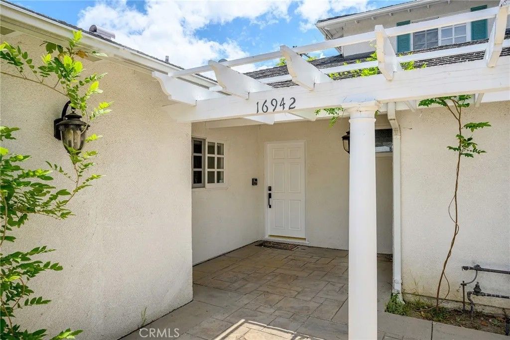 Photo of 16942 Kinzie ST, Northridge, CA 91343 (MLS # GD26098557)